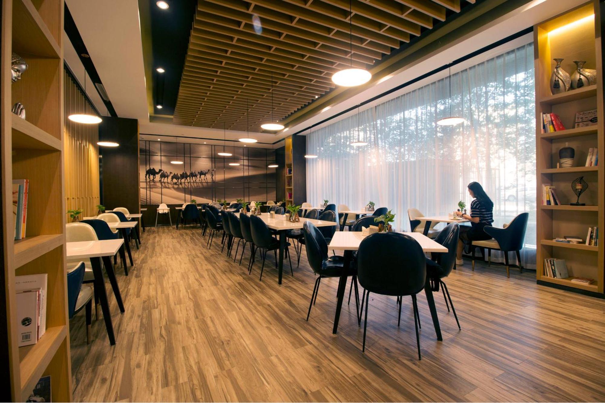 Atour Hotel Turpan Екстериор снимка